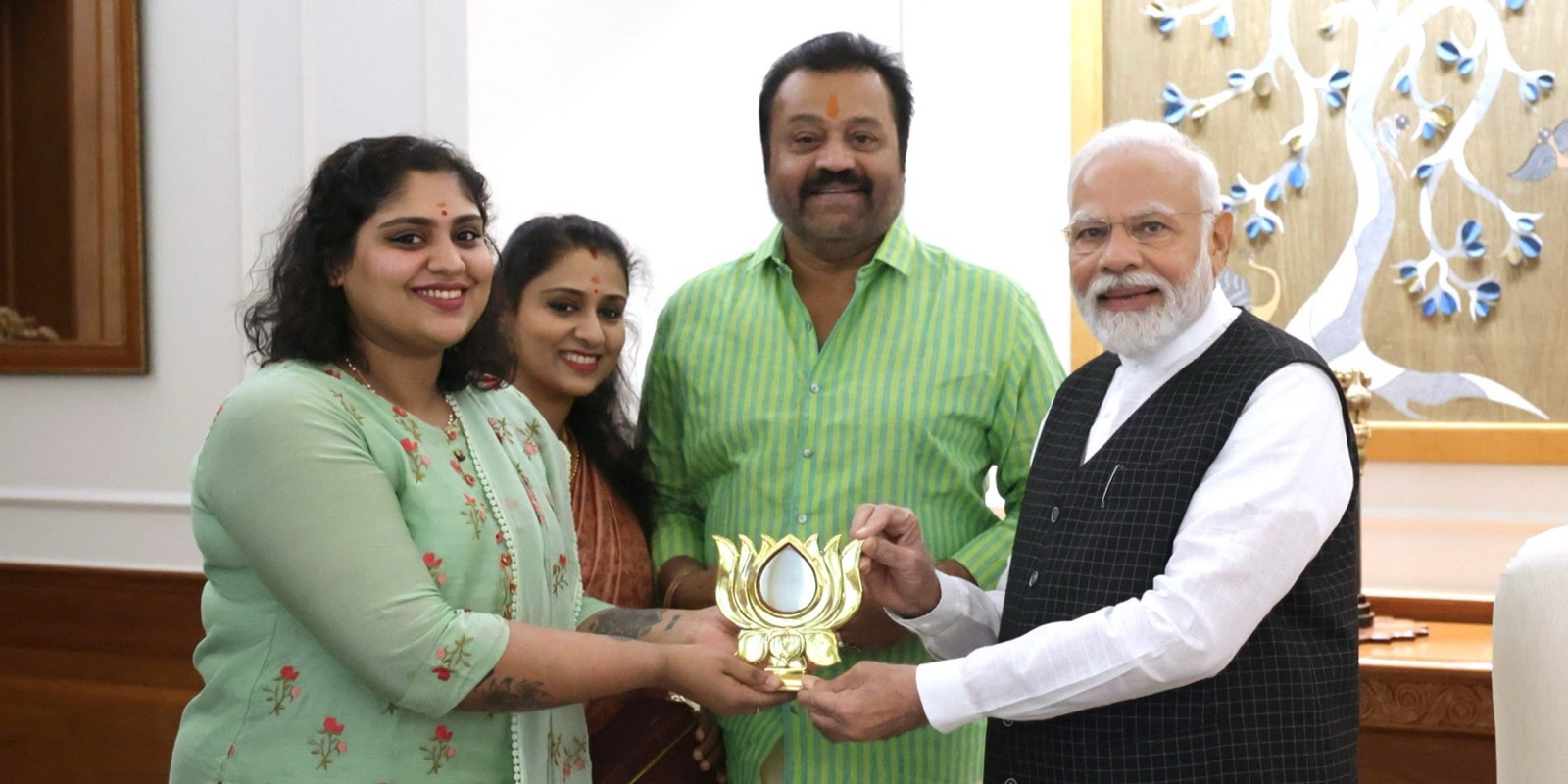 Suresh Gopi with members of his family presenting a memento to Prime Minister Narendra Modi at a meeting